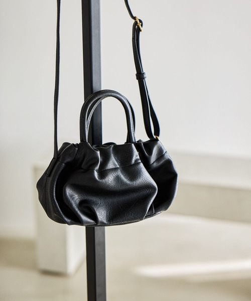 studio CLIP(スタディオクリップ)の「ギャザーハンドルミニショルダーバッグ(ショルダーバッグ・レディース・アイボリー/ブラック/ブラウン/オレンジ・FREE)」の2枚目の写真