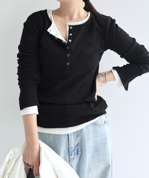 andme(アンドミー)の「ヘンリーネックスラブリブ長袖シアートップス(Tシャツ/カットソー・レディース・ブラウン/ブラック/オフホワイト・M)」の2枚目の写真