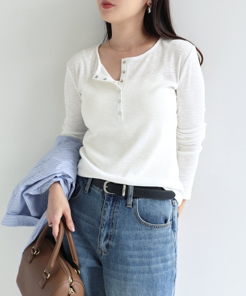 andme(アンドミー)の「ヘンリーネックスラブリブ長袖シアートップス(Tシャツ/カットソー・レディース・ブラウン/ブラック/オフホワイト・M)」の5枚目の写真