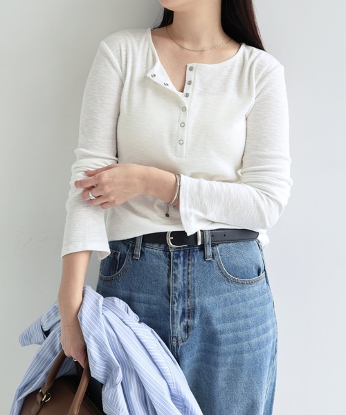 andme(アンドミー)の「ヘンリーネックスラブリブ長袖シアートップス(Tシャツ/カットソー・レディース・ブラウン/ブラック/オフホワイト・M)」の4枚目の写真