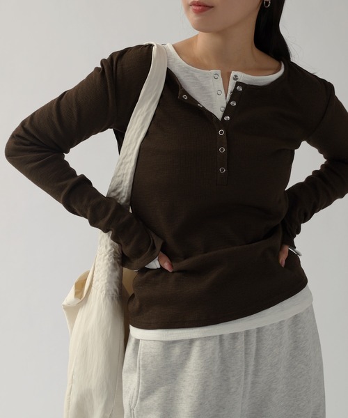 andme(アンドミー)の「ヘンリーネックスラブリブ長袖シアートップス(Tシャツ/カットソー・レディース・ブラウン/ブラック/オフホワイト・M)」の16枚目の写真