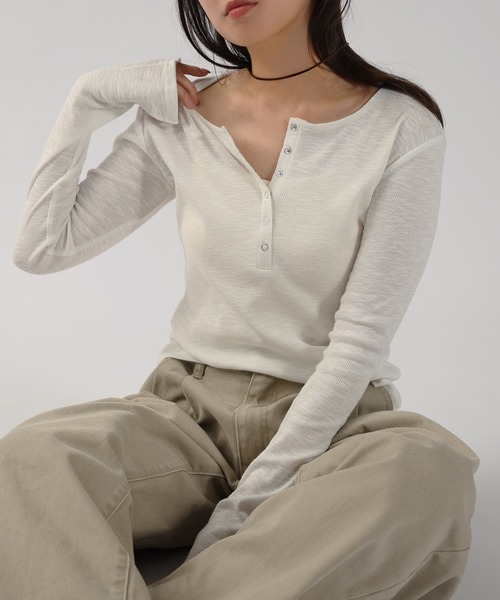 andme(アンドミー)の「ヘンリーネックスラブリブ長袖シアートップス(Tシャツ/カットソー・レディース・ブラウン/ブラック/オフホワイト・M)」の17枚目の写真