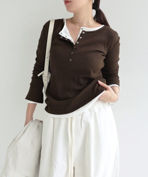 andme(アンドミー)の「ヘンリーネックスラブリブ長袖シアートップス(Tシャツ/カットソー・レディース・ブラウン/ブラック/オフホワイト・M)」の14枚目の写真