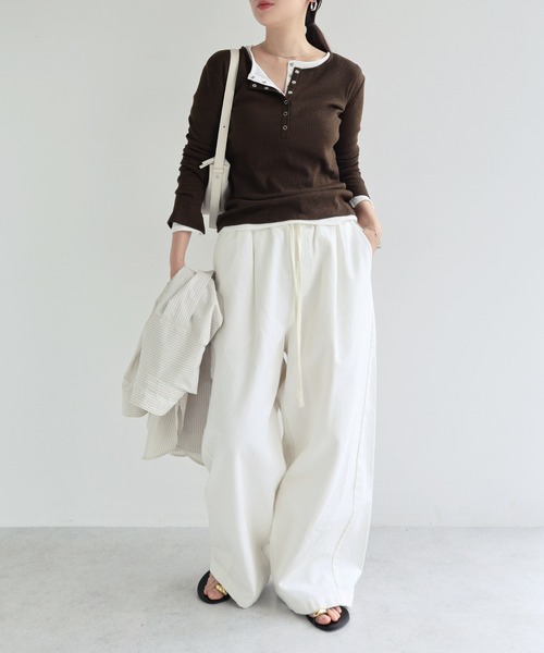 andme(アンドミー)の「ヘンリーネックスラブリブ長袖シアートップス(Tシャツ/カットソー・レディース・ブラウン/ブラック/オフホワイト・M)」の12枚目の写真