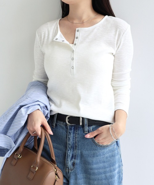 andme(アンドミー)の「ヘンリーネックスラブリブ長袖シアートップス(Tシャツ/カットソー・レディース・ブラウン/ブラック/オフホワイト・M)」の7枚目の写真