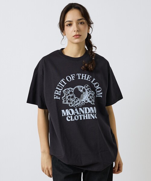 FRUIT OF THE LOOM（フルーツオブザルーム）の「【MOANDMO CLOHING × FRUIT OF THE LOOM】限定コラボレーションTシャツ/ユニセックス（Tシャツ/カットソー・メンズ・ネイビー/ホワイト/ブラック・M/L/XL）」の2枚目の写真