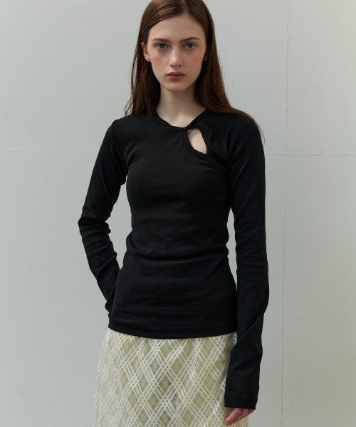 SO IR(ソイール)の「TWIST T-SHIRT - BLACK(Tシャツ/カットソー・レディース・その他・FREE)」の2枚目の写真