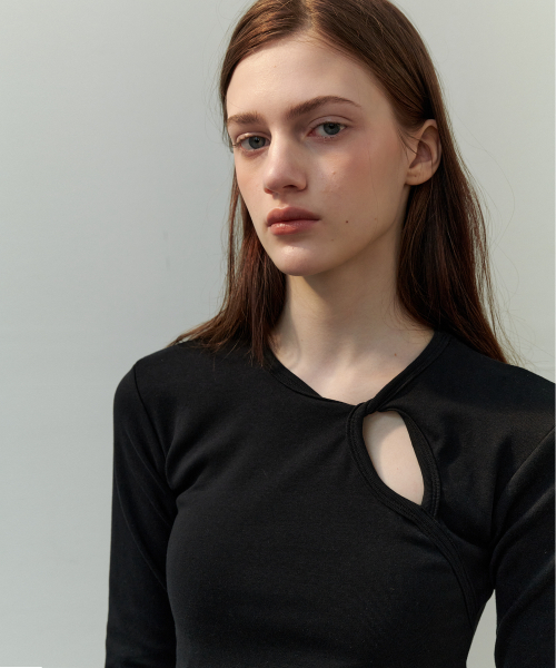 SO IR(ソイール)の「TWIST T-SHIRT - BLACK(Tシャツ/カットソー・レディース・その他・FREE)」の3枚目の写真