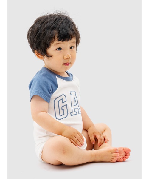 GAP(ギャップ)の「オーガニックコットン GAPロゴ ラグランスリーブ ボディスーツ (ベビー)(ロンパース・キッズ・ピンク/ブルー・50cm/60cm/70cm/80cm/90cm)」の2枚目の写真