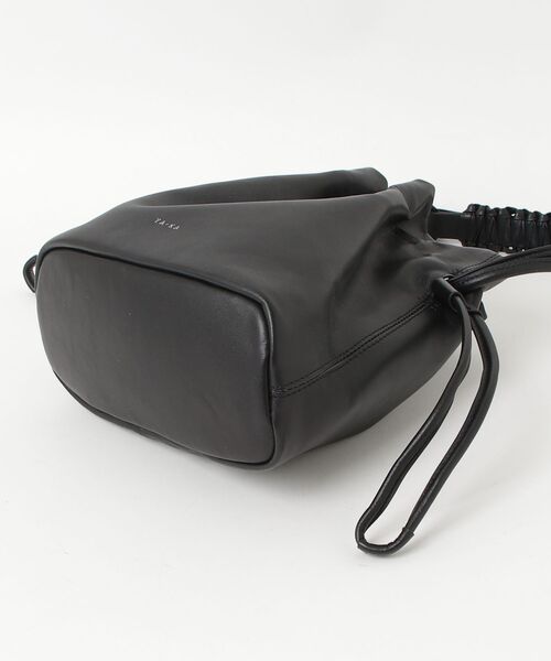 YArKA（ヤーカ）の「【YArKA/ヤーカ】real leather flat braided handle drawstring shoulder bag [bdbd6] / フラット編ハンドル巾着バッグ（ショルダーバッグ・メンズ・ブラック・FREE）」の20枚目の写真
