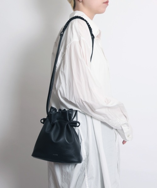 YArKA（ヤーカ）の「【YArKA/ヤーカ】real leather flat braided handle drawstring shoulder bag [bdbd6] / フラット編ハンドル巾着バッグ（ショルダーバッグ・メンズ・ブラック・FREE）」の12枚目の写真