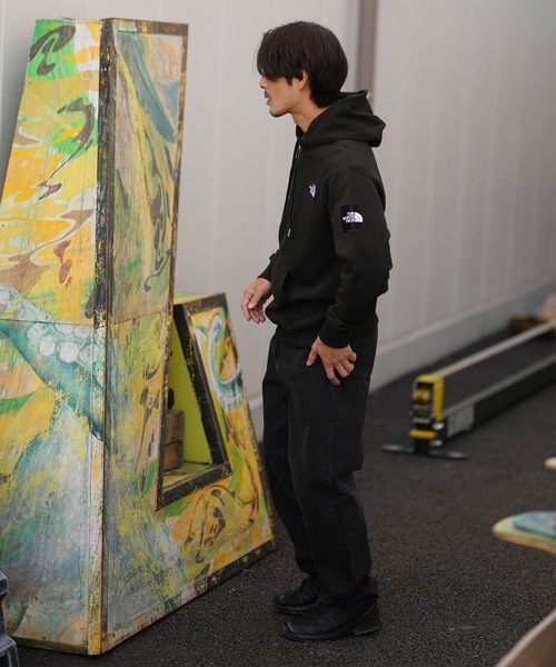THE NORTH FACE(ザノースフェイス)の「THE NORTH FACE/ザ・ノース・フェイス プルオーバー パーカー ロゴ 裏毛 スクエアロゴフーディ― NT12333(パーカー・メンズ・ブラック/スモークグレー・M/L/XL/XXL)」の6枚目の写真