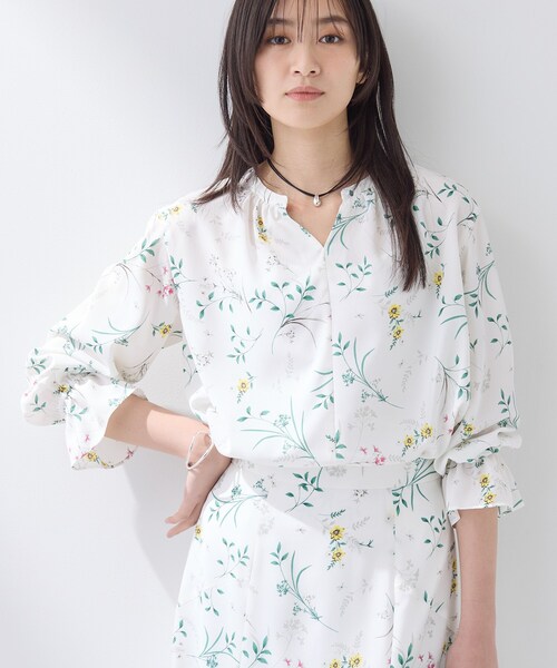 INDIVI(インディヴィ)の「【SETUP可能】モダンフラワー柄キャンディスリーブブラウス(シャツ/ブラウス・レディース・ネイビー系/ホワイト系その他・05/13/15 /38)」の4枚目の写真