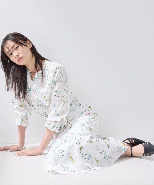 INDIVI(インディヴィ)の「【SETUP可能】モダンフラワー柄キャンディスリーブブラウス(シャツ/ブラウス・レディース・ネイビー系/ホワイト系その他・05/13/15 /38)」の5枚目の写真