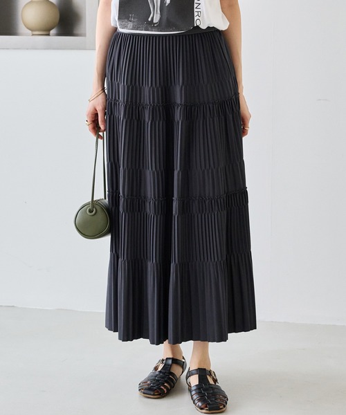 LAVEANGE(ラビアンジェ)の「プリーツティアードロングスカート(スカート・レディース・ブラック/チャコールグレー/ライトベージュ・5L/4L/3L/LL/M)」の5枚目の写真