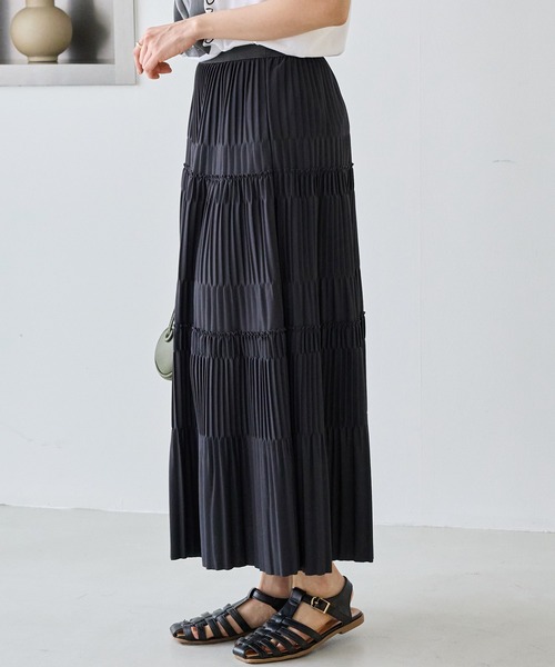 LAVEANGE(ラビアンジェ)の「プリーツティアードロングスカート(スカート・レディース・ブラック/チャコールグレー/ライトベージュ・5L/4L/3L/LL/M)」の6枚目の写真