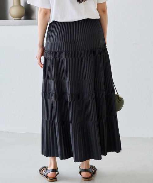 LAVEANGE(ラビアンジェ)の「プリーツティアードロングスカート(スカート・レディース・ブラック/チャコールグレー/ライトベージュ・5L/4L/3L/LL/M)」の7枚目の写真