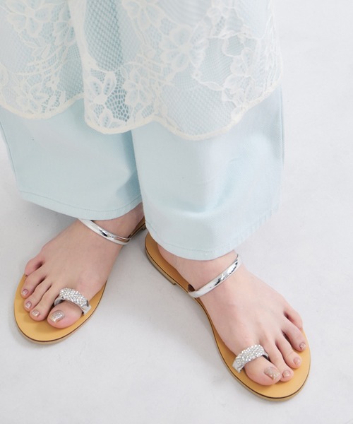 NICOLAS LAINAS（ニコラスライナス）の「【NICOLAS LAINAS(ニコラスライナス)】クリスタルモチーフフラットサンダル（サンダル・レディース・シルバー/ゴールド・35/39/37）」の2枚目の写真