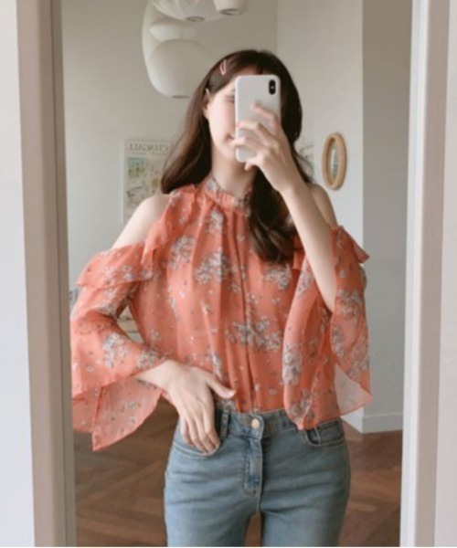 NoBelle(ノベル)の「花柄 オフショルダーブラウス(シャツ/ブラウス・レディース・ピンク/ホワイト・M/S)」の5枚目の写真