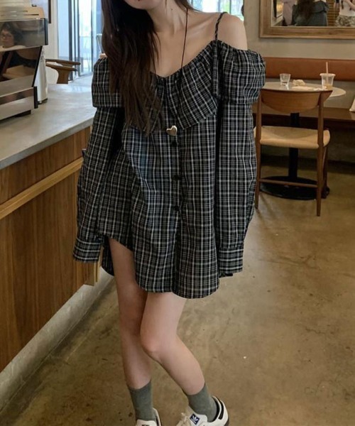 SallyLunn（サリーラン）の「フリルネック オフショルダーチェックブラウス（シャツ/ブラウス・レディース・ブラック・X-LARGE/LARGE）」の2枚目の写真