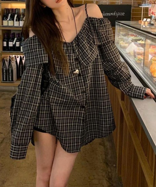 SallyLunn（サリーラン）の「フリルネック オフショルダーチェックブラウス（シャツ/ブラウス・レディース・ブラック・X-LARGE/LARGE）」の3枚目の写真