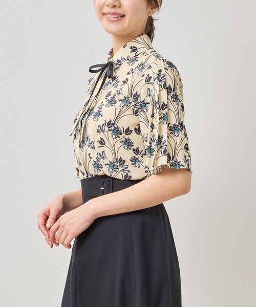 NARACAMICIE(ナラカミーチェ)の「【NARACAMICIE】フラワーリボンボウタイ半袖ブラウス(シャツ/ブラウス・レディース・ブルー/イエロー・L/XL/M)」の3枚目の写真