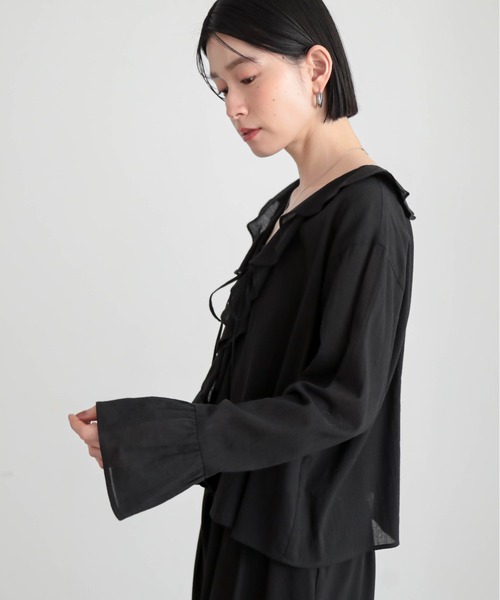 for/c(フォーシー)の「ヨウリュウラッフルカラーブラウス【サスティナブル】(シャツ/ブラウス・レディース・ブラック/オフホワイト・M/L)」の5枚目の写真