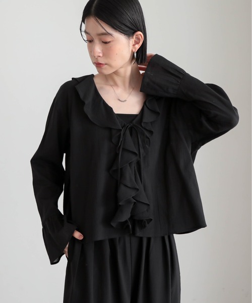 for/c(フォーシー)の「ヨウリュウラッフルカラーブラウス【サスティナブル】(シャツ/ブラウス・レディース・ブラック/オフホワイト・M/L)」の4枚目の写真
