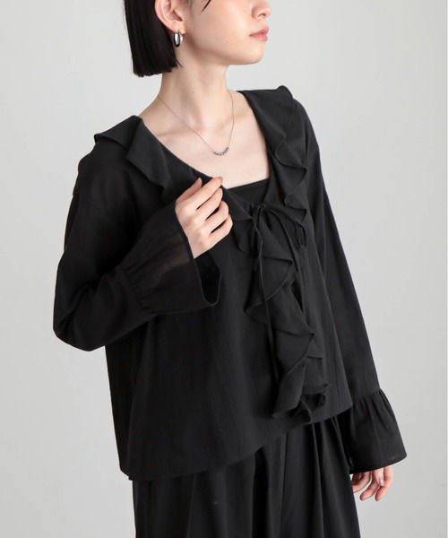 for/c(フォーシー)の「ヨウリュウラッフルカラーブラウス【サスティナブル】(シャツ/ブラウス・レディース・ブラック/オフホワイト・M/L)」の6枚目の写真