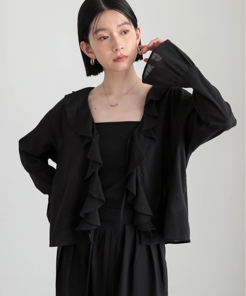 for/c(フォーシー)の「ヨウリュウラッフルカラーブラウス【サスティナブル】(シャツ/ブラウス・レディース・ブラック/オフホワイト・M/L)」の3枚目の写真