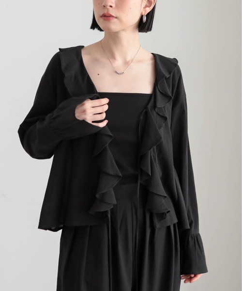 for/c(フォーシー)の「ヨウリュウラッフルカラーブラウス【サスティナブル】(シャツ/ブラウス・レディース・ブラック/オフホワイト・M/L)」の9枚目の写真