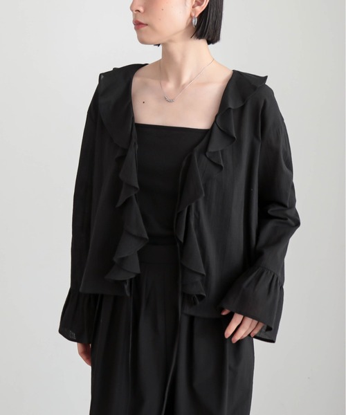 for/c(フォーシー)の「ヨウリュウラッフルカラーブラウス【サスティナブル】(シャツ/ブラウス・レディース・ブラック/オフホワイト・M/L)」の8枚目の写真