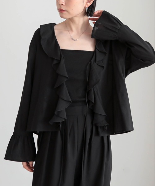 for/c(フォーシー)の「ヨウリュウラッフルカラーブラウス【サスティナブル】(シャツ/ブラウス・レディース・ブラック/オフホワイト・M/L)」の7枚目の写真