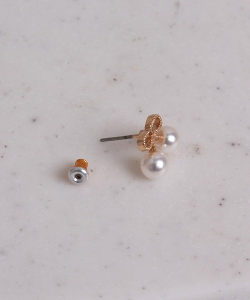 Peony（ピオニー）の「【Peony/ピオニー】チェリー＆リボン　パールモチーフピアスセット（ピアス（両耳用）・レディース・シルバー/ゴールド・FREE）」の4枚目の写真