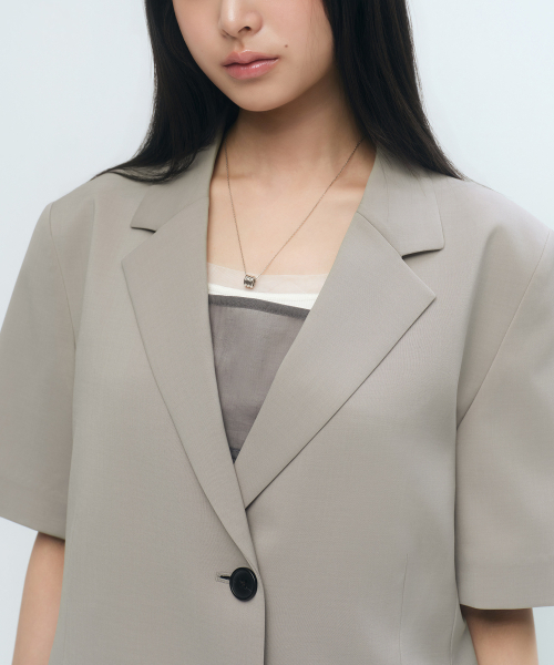 MUSINSA STANDARD WOMAN（ムシンサスタンダードウーマン）の「ウィメンズスリックベルト付き半袖ブレザー[グレイッシュベージュ]（テーラードジャケット・レディース・その他・SMALL/MEDIUM/LARGE/X-SMALL）」の7枚目の写真