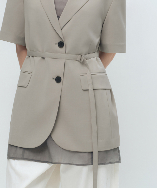 MUSINSA STANDARD WOMAN（ムシンサスタンダードウーマン）の「ウィメンズスリックベルト付き半袖ブレザー[グレイッシュベージュ]（テーラードジャケット・レディース・その他・SMALL/MEDIUM/LARGE/X-SMALL）」の9枚目の写真