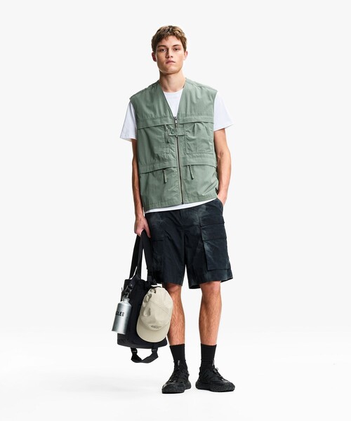 AIGLE(エーグル)の「撥水 UVカット マルチポケット リラックス ユーティリティーベスト(ベスト・メンズ・ホワイト/モスグリーン・M/L/S)」の3枚目の写真