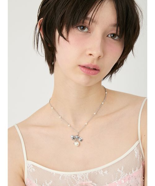 LILY BROWN(リリーブラウン)の「マリンリボンパールネックレス(ネックレス・レディース・ゴールド/シルバー・F)」の2枚目の写真