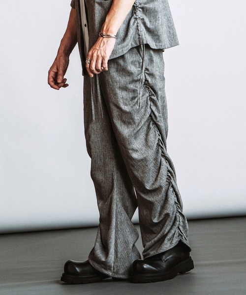 NO ID.(ノーアイディ)の「【NO ID.】Side Gather Easy Trousers / サイドギャザー イージー トラウザーズ(その他パンツ・メンズ・ブラック/ダークグレー/グレー・1/2)」の2枚目の写真