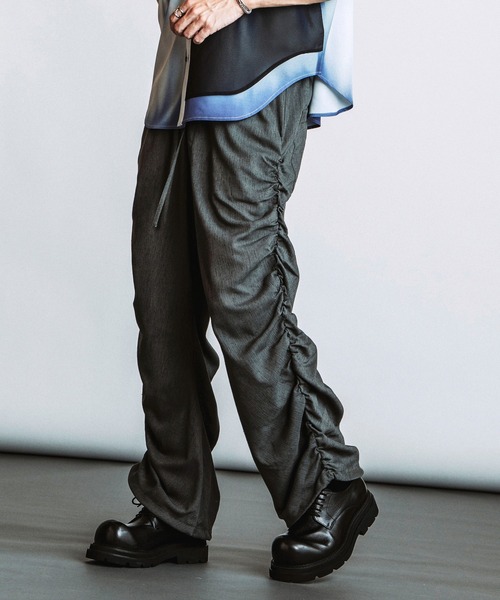 NO ID.(ノーアイディ)の「【NO ID.】Side Gather Easy Trousers / サイドギャザー イージー トラウザーズ(その他パンツ・メンズ・ブラック/ダークグレー/グレー・1/2)」の3枚目の写真