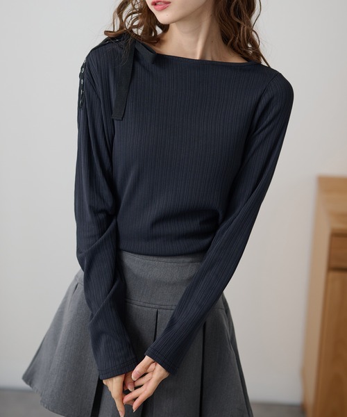 DAYRA(デイラ)の「配色 ハトメ 肩リボン リブ トップス(Tシャツ/カットソー・レディース・チャコールグレー/ブラック/グリーン・FREE/S)」の2枚目の写真