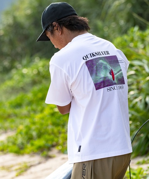 Quiksilver(クイックシルバー)の「QUIKSILVER メンズ RED SHOOTING SS 半袖Tシャツ 接触冷感 速乾 UPF50+ ストレッチ【2026年夏モデル】(Tシャツ/カットソー・メンズ・ホワイト/ブラック・X-LARGE/MEDIUM/SMALL/LARGE)」の1枚目の写真