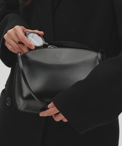 TODAYFUL(トゥデイフル)の「【TODAYFUL/トゥデイフル】Sleek Leather Bag/スリークレザーバッグ(ショルダーバッグ・レディース・ダークブラウン/ブラック・FREE)」の5枚目の写真