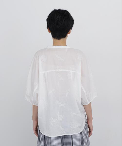 human woman（ヒューマンウーマン）の「◆インドボタニカル刺繍（シャツ/ブラウス・レディース・ネイビー/ホワイト・MEDIUM）」の8枚目の写真
