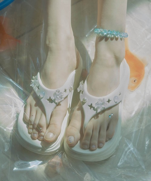 ROCKFISH WEATHERWEAR（ロックフィッシュウェザーウェア）の「[x clor] HAYDEN FLIPFLOP（サンダル・レディース・クリーム/ブラック系その他・25.0cm/24.0cm/23.0cm）」の2枚目の写真