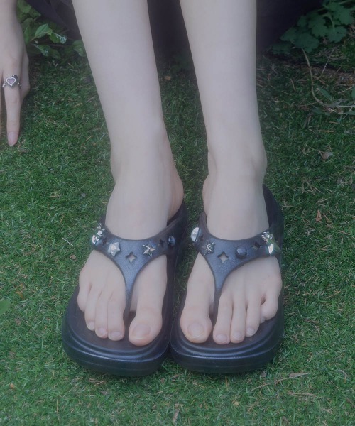 ROCKFISH WEATHERWEAR（ロックフィッシュウェザーウェア）の「[x clor] HAYDEN FLIPFLOP（サンダル・レディース・クリーム/ブラック系その他・25.0cm/24.0cm/23.0cm）」の4枚目の写真