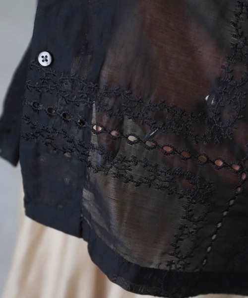 zena(ジェナ)の「パッチワーク風総刺繍半袖シャツジャケット(シャツ/ブラウス・レディース・ホワイト/ブラック・FREE)」の3枚目の写真