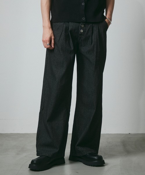 DAZE(デイズ)の「ピンストライプ デニム ツータック ワイドバギーパンツ(デニムパンツ・メンズ・ブラック系・SMALL/MEDIUM/LARGE/X-LARGE)」の18枚目の写真