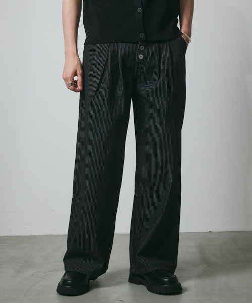 DAZE(デイズ)の「ピンストライプ デニム ツータック ワイドバギーパンツ(デニムパンツ・メンズ・ブラック系・SMALL/MEDIUM/LARGE/X-LARGE)」の12枚目の写真