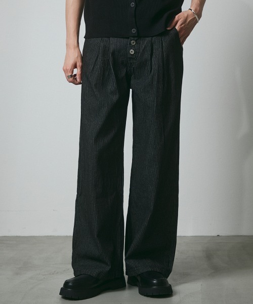 DAZE(デイズ)の「ピンストライプ デニム ツータック ワイドバギーパンツ(デニムパンツ・メンズ・ブラック系・SMALL/MEDIUM/LARGE/X-LARGE)」の13枚目の写真